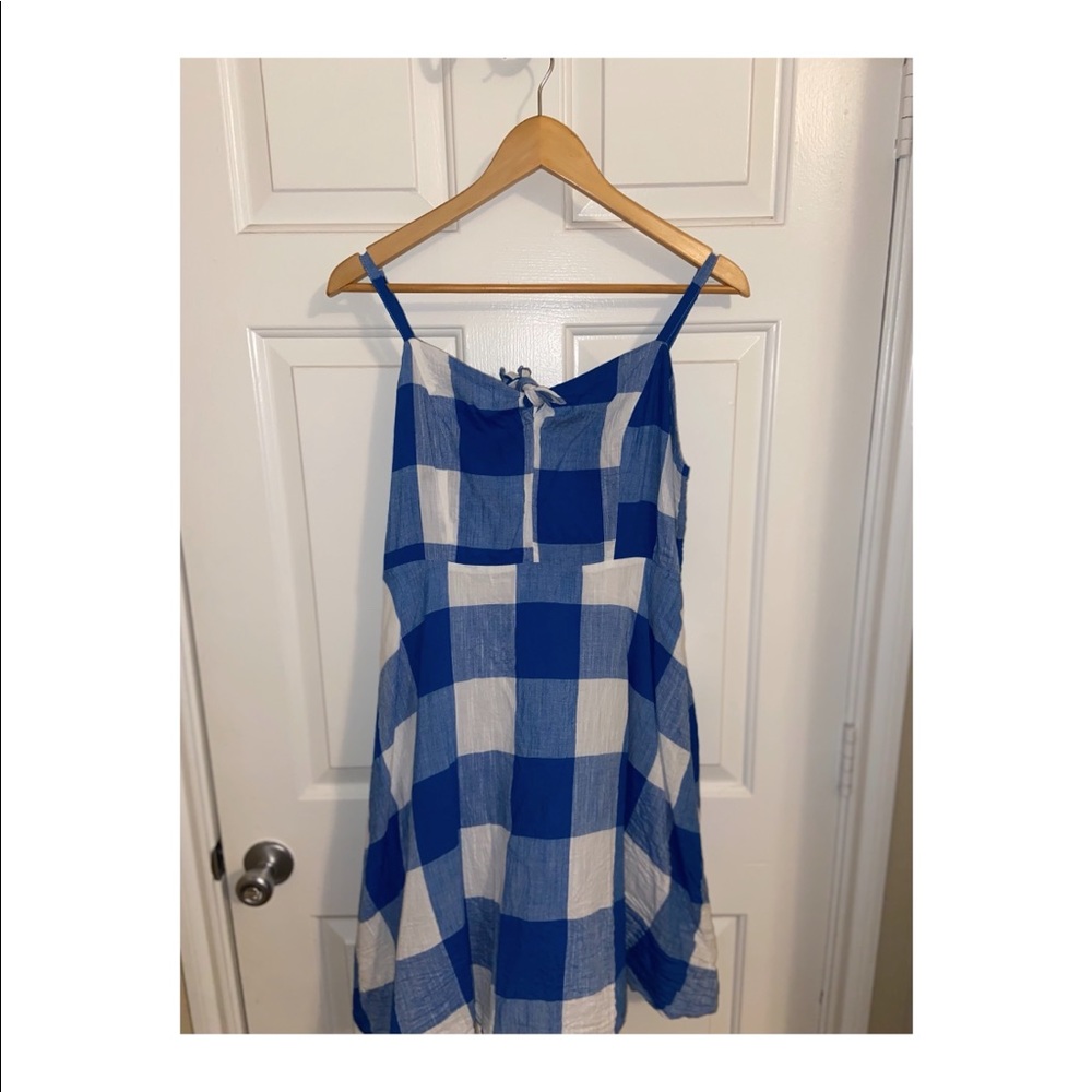 Size L. Great to wear for a picnic!